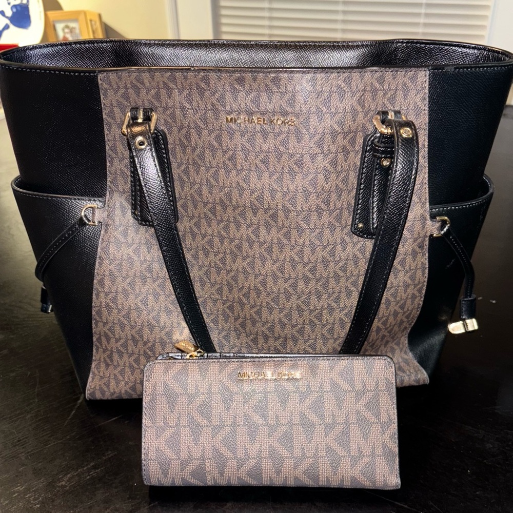 Michael Kors Voyager tote with matching wallet